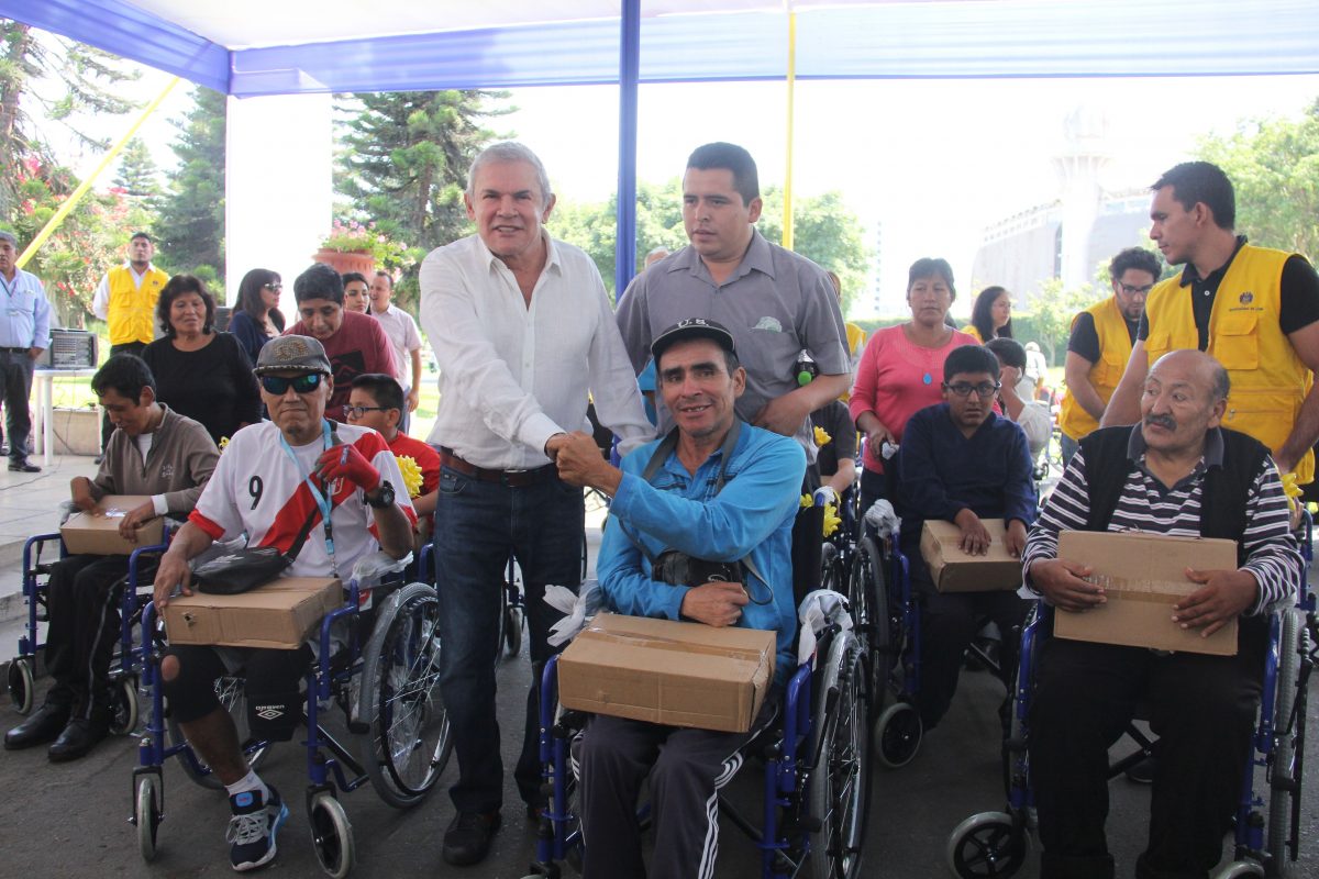 Alcalde de Lima entrega sillas de ruedas a personas de bajos recursos económicos.